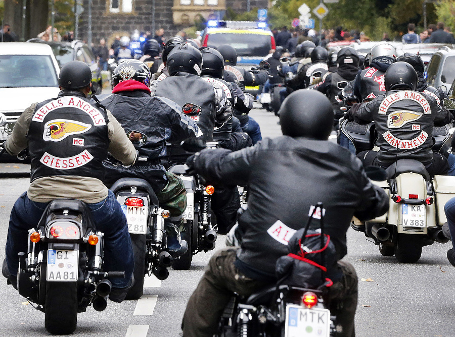 Motorkári z Hells Angels.