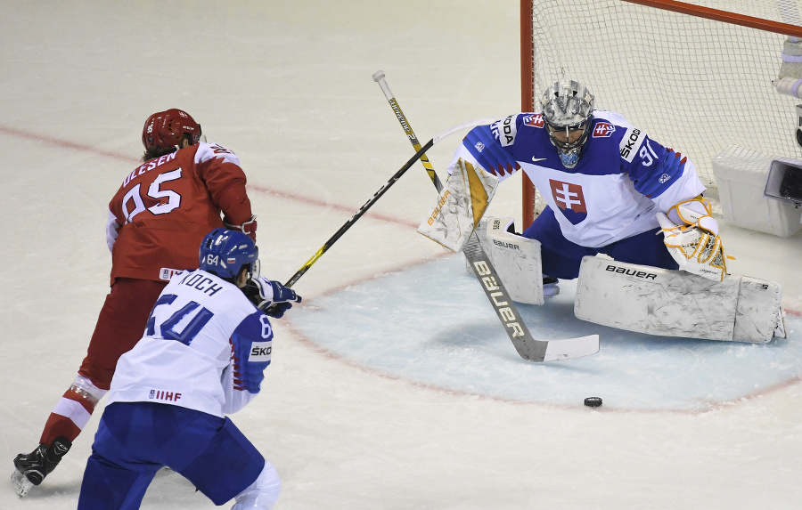 Na snímke vľavo Nick Olesen (Dánsko), vpravo brankár Denis Godla (Slovensko).