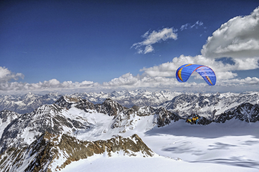 Alpy: Paraglajdista vystúpil na