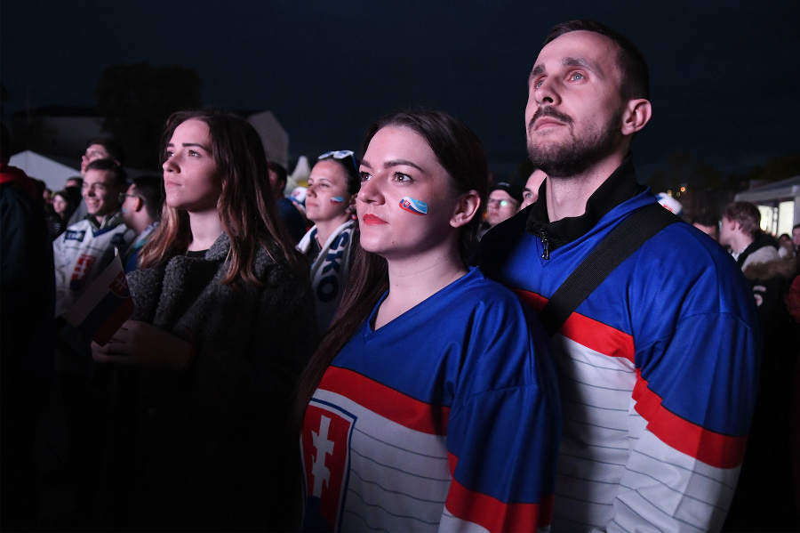 Fanúšikovia povzbudzujú slovenských hokejistov