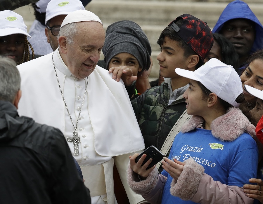 Pápež povozil deti na