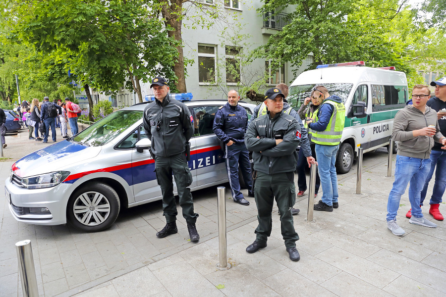 Slovenským policajtom pomáhali aj