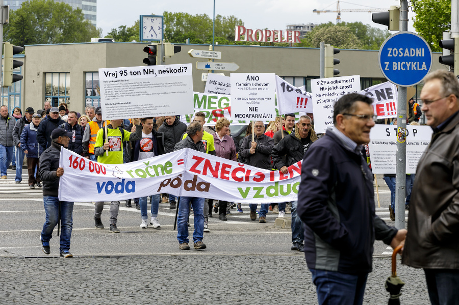 Protestný pochod proti povoleniu