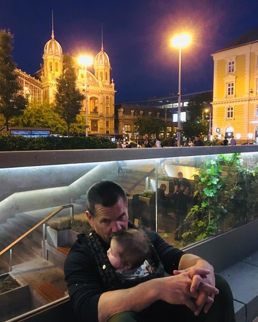 Josh Brolin si užíva Budapešť s manželkou a malou dcérkou.