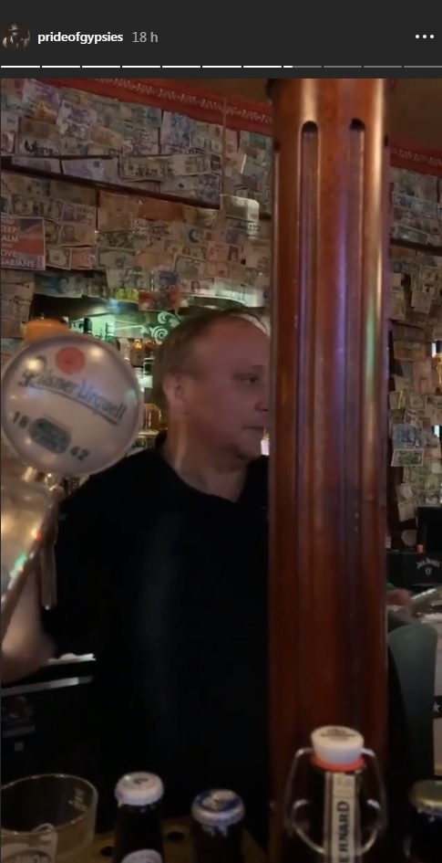 Svetoznámy herec nevynechal ani pivo, s kamarátom si zašiel do pubu!