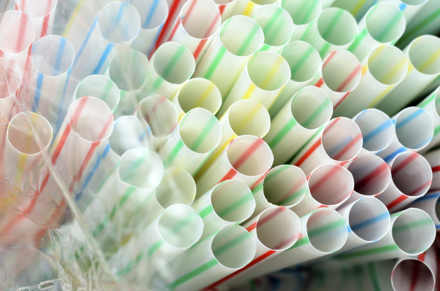 Colored plastic straws under