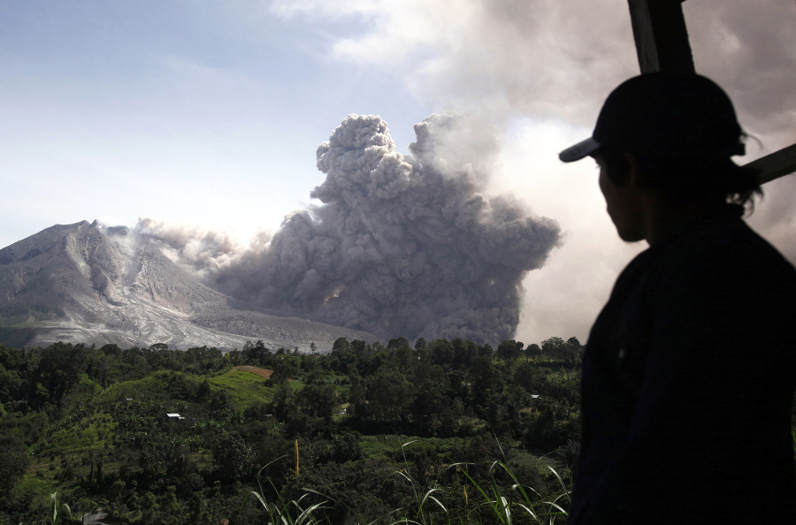 Muž sa pozerá na indonézsku sopku Sinabung (ilustračné foto)