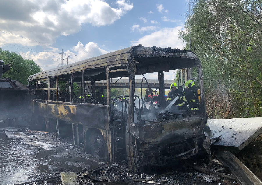 Autobus kompletne zhorel.