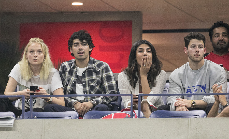 Zľava Sophie Turner, Joe Jonas, Priyanka Chopra a Nick Jonas