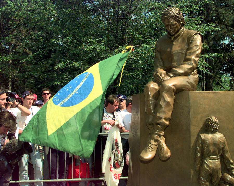 Na mieste tragédie stojí socha na Sennovu pamiatku, kde nikdy nechýbajú čerstvé kvety a brazílska vlajka.