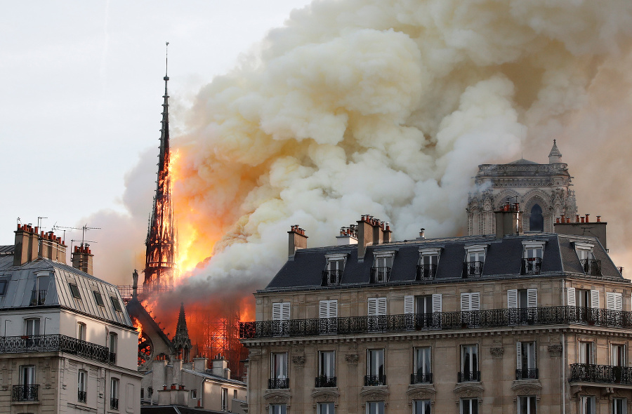 Katedrálu Notre Dame zachvátili