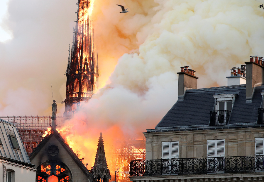 Katedrálu Notre Dame ničí