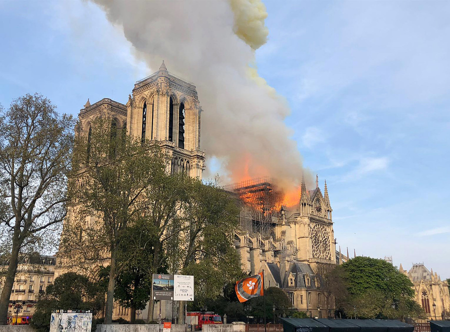 Horiaca katedrála Notre Dame.