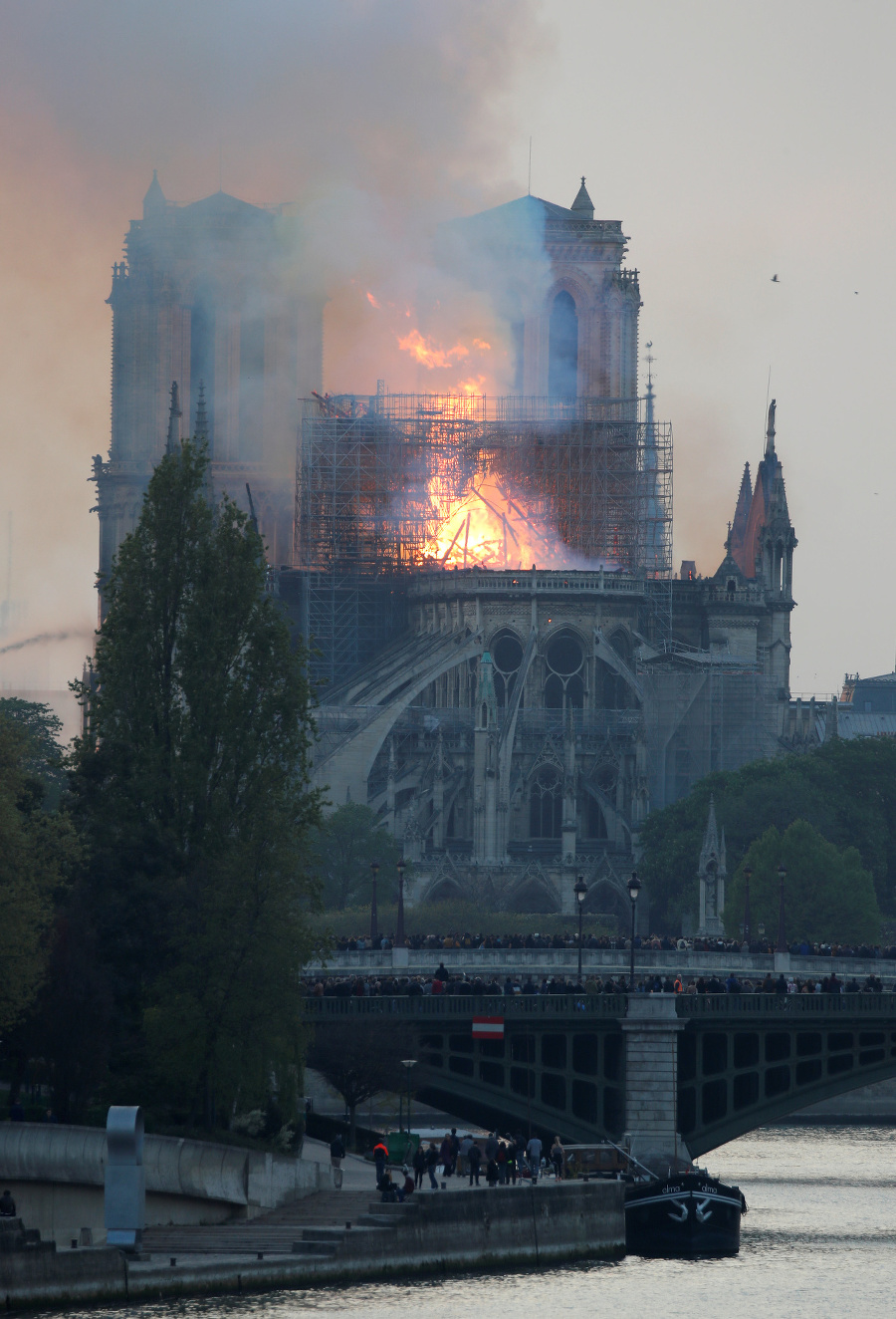Na horiacej katedrále Notre Dame sa zrútila veža.