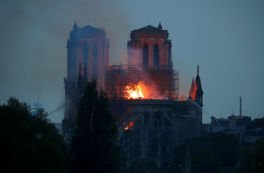 Horiaca katedrála Notre Dame.