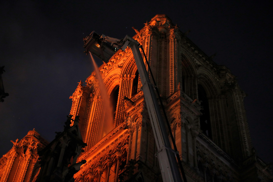 Hasenie požiaru francúzskej katedrály