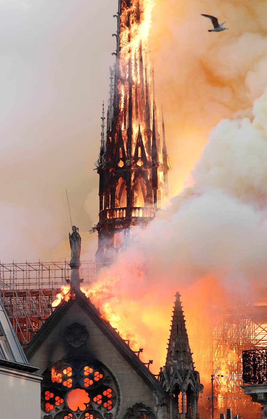 Horiaca veža katedrály Notre Dame, ktorá sa kvôli požiaru zrútila.