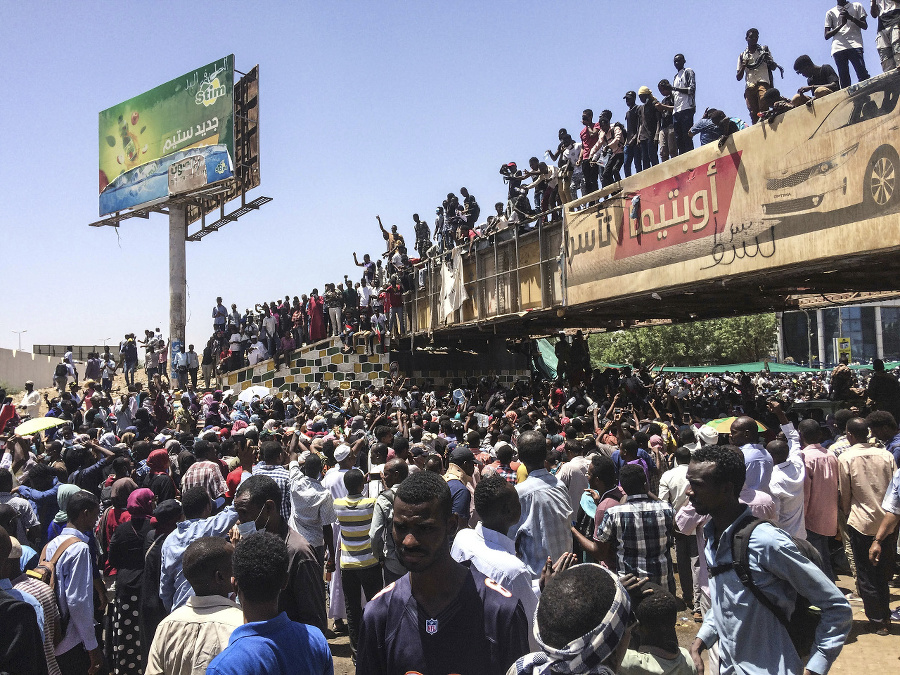 Sudánski demonštranti protestujú pred