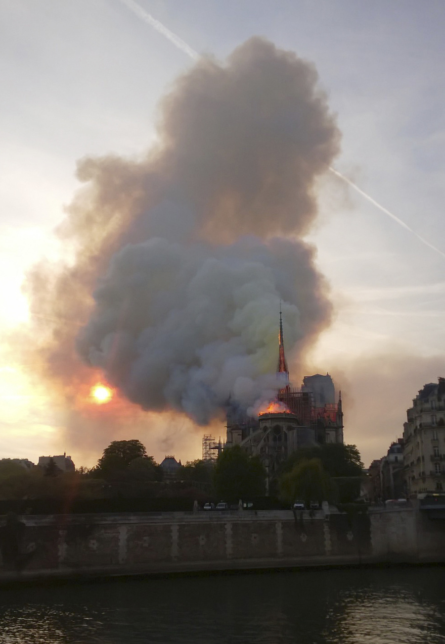 Požiar katedrály Notre-Dame je