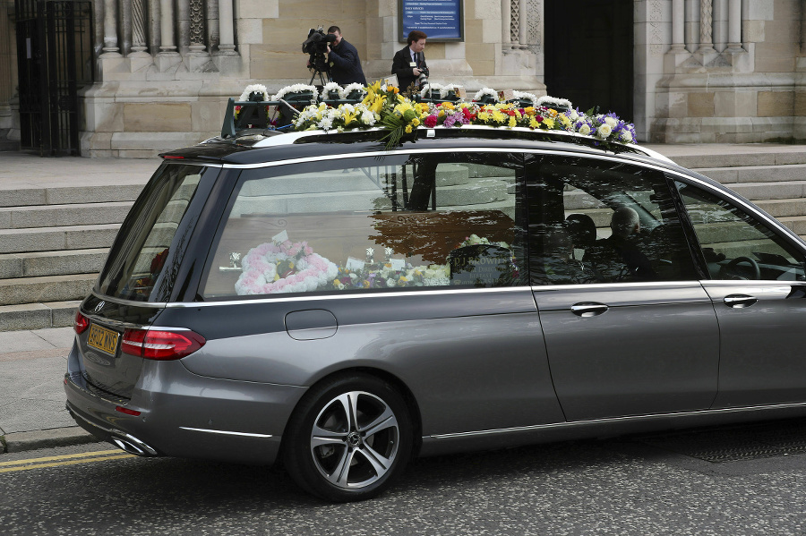 Pohrebné auto priváža pozostatky
