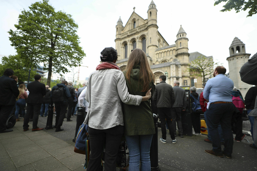 Ľudia stoja pred katedrálou