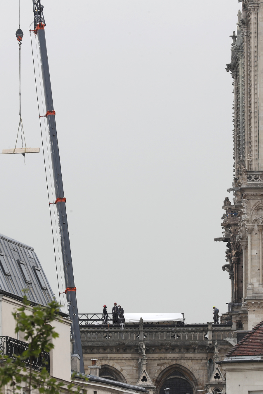 Na zhorenú strechu Notre-Dame