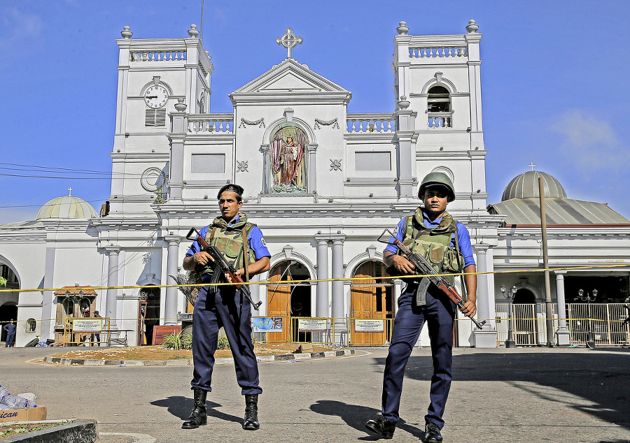 Vojaci hliadkujú pred Kostolom