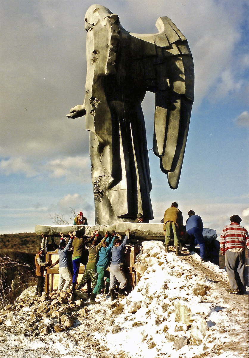 Osádzanie anjela nad Zádielskou