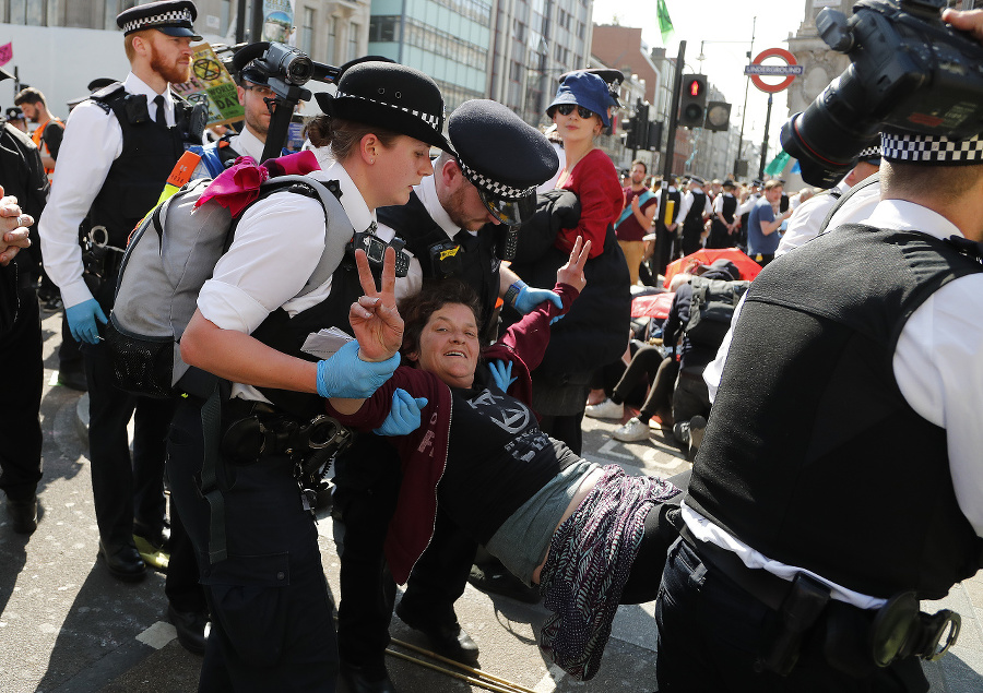 Londýnska polícia zatkla už