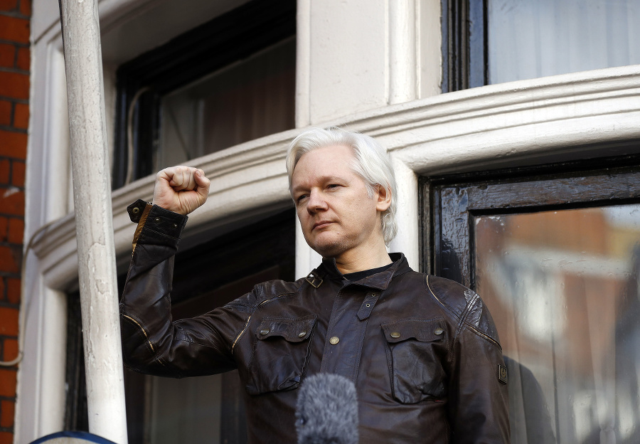 Julian Assange neopustil ekvádorské
