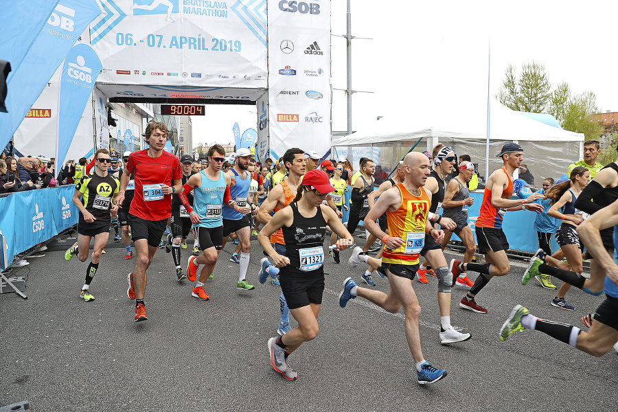 Na maratóne bežali ľudia