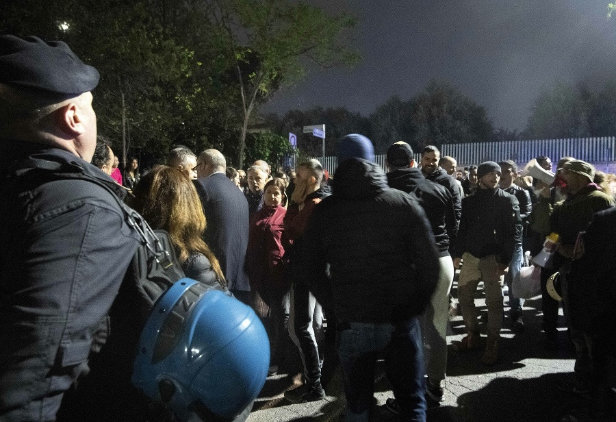 Policajti zasahovali proti protestujúcim.