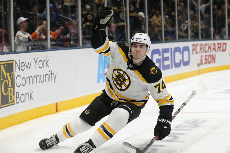 Útočník Bostonu Jake DeBrusk