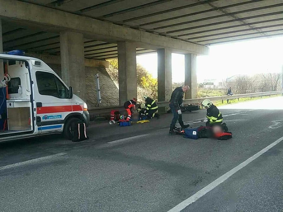 O zraneného motorkára sa