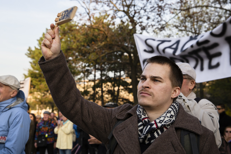 Účastníci protestu pred Úradom