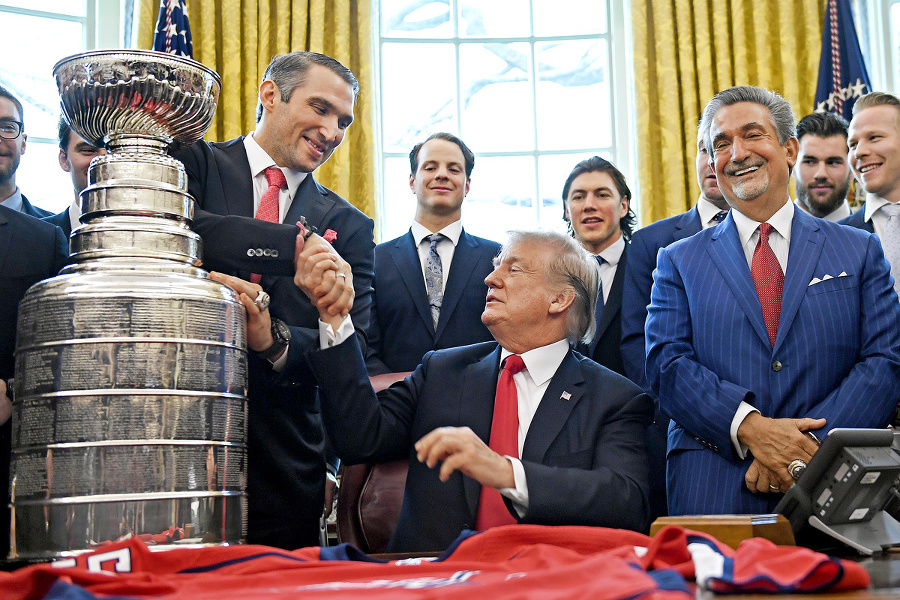 Trump zložil poklonu Ovečkinovi.