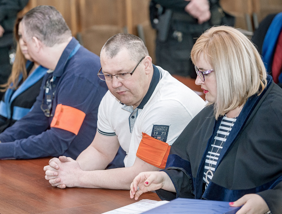 Obžalovaní v prípade zločineckého gangu Ľudovíta Sátora so svojimi advokátmi pred vyhlásením rozsudku.