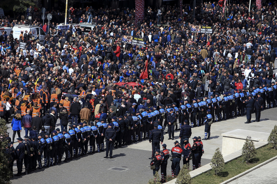 Násilné demonštrácie v Albánsku.