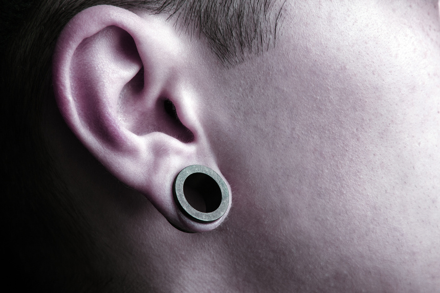Round earrings of black