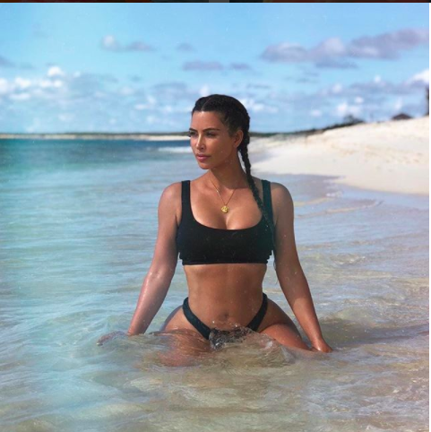 Kim Kardashian si užíva