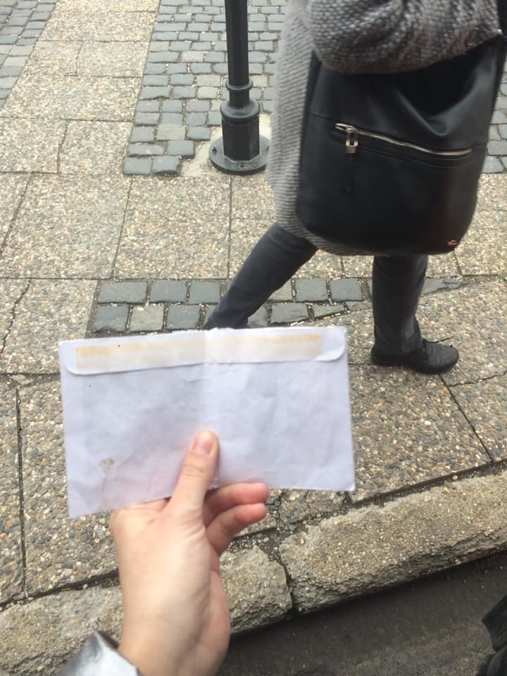 Študentka našla obálku s