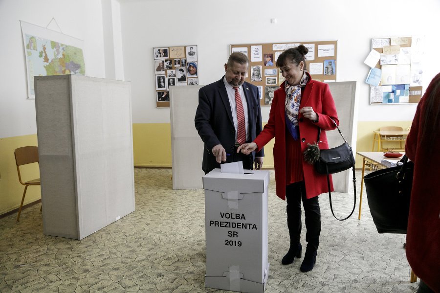  Harabin s manželkou Gabrielou Harabinovou vhadzujú hlasovací lístok.