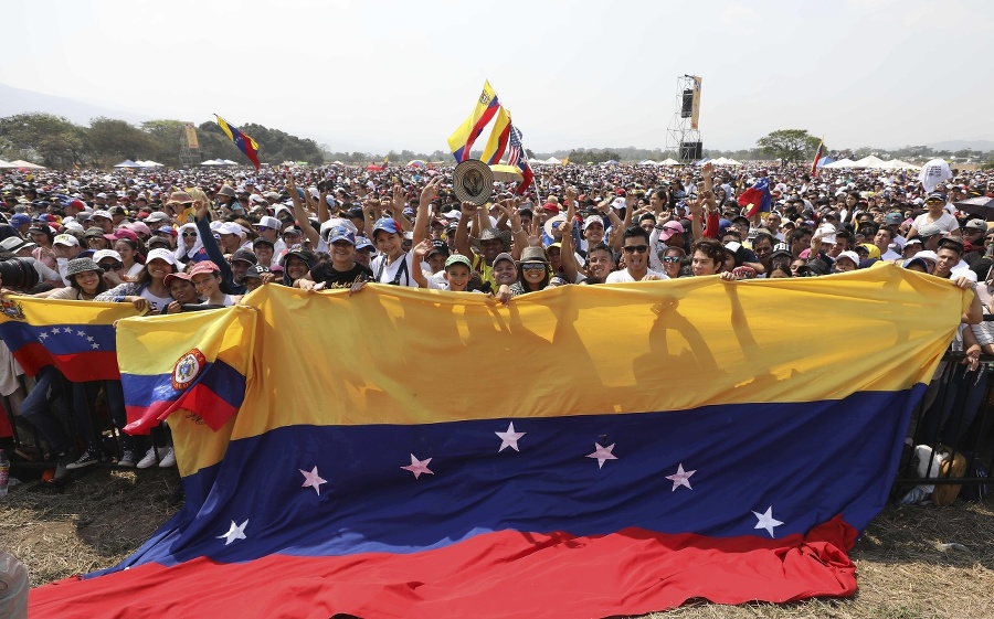 Ľudia držia obrovskú venezuelskú