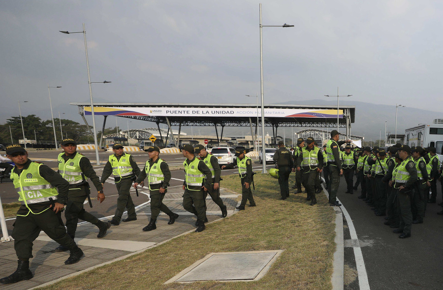 Kolumbijskí policajti prichádzajú na