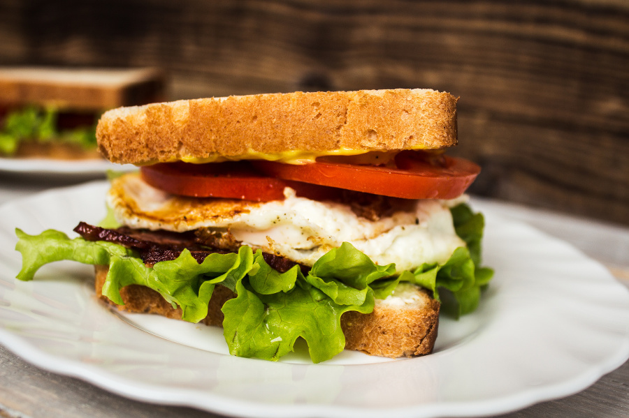 blt sendwich with egg