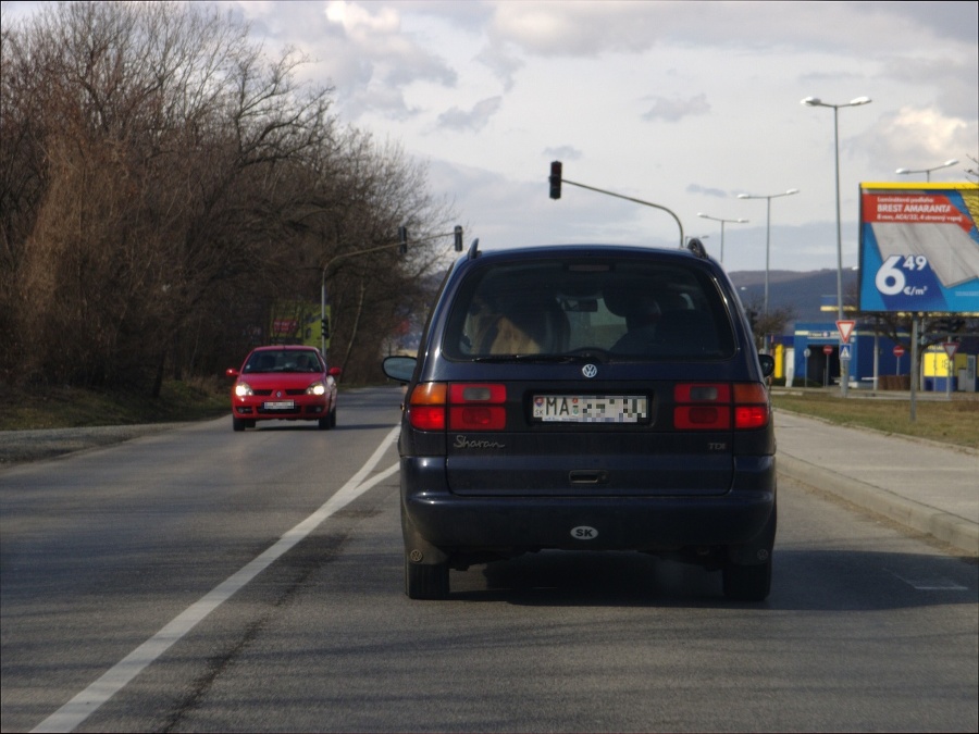 Andrej si pred sebou všimol podozrivý náklad.