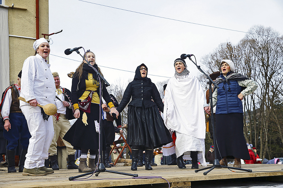 V maskách si folkloristi