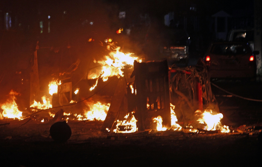 Zhorené autá po bombovom