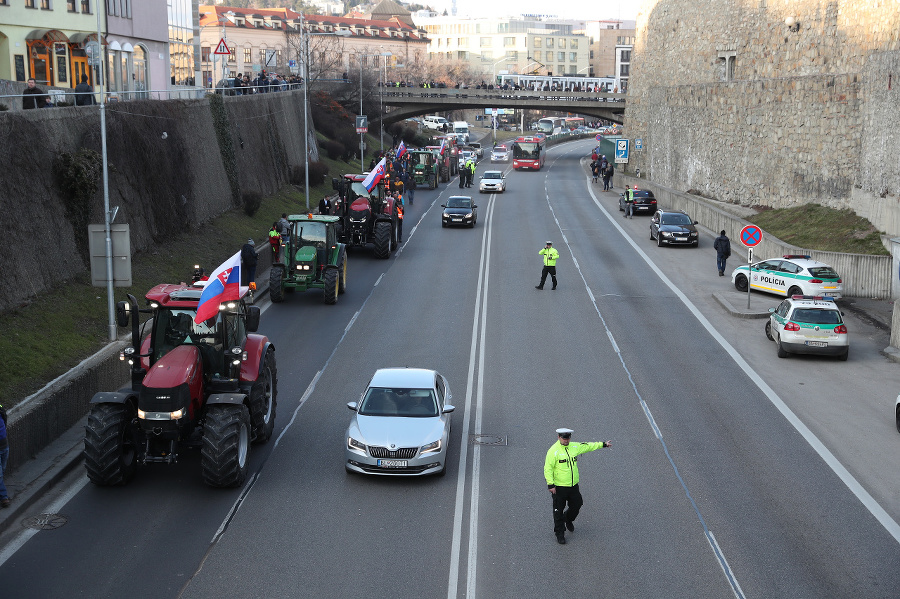 Nespokojní farmári zablokovali cestu. 