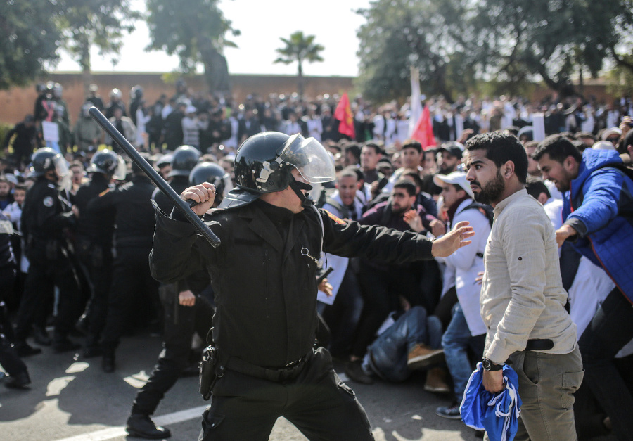 Polícia rozohnala demonštrácie učiteľov